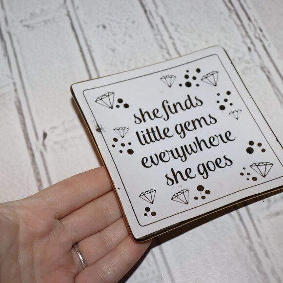 💎 Trinket Dish · 4.5" “She Finds Little Gems Everywhere She Goes” · Gold White - Picture 2 of 4